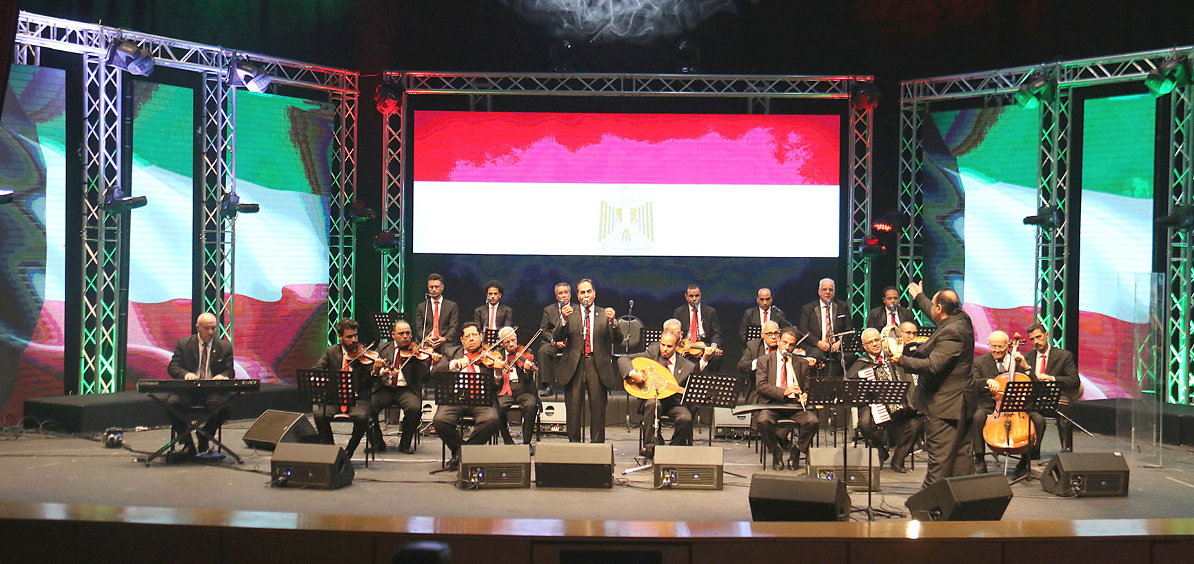 u0641u0631u0642u0629 u0627u0644u062au062eu062a u0627u0644u0639u0631u0628u064a u0639u0644u0649 u0627u0644u0645u0633u0631u062d   t (u062au0635u0648u064au0631 u0628u0633u0627u0645 u0632u064au062fu0627u0646) 