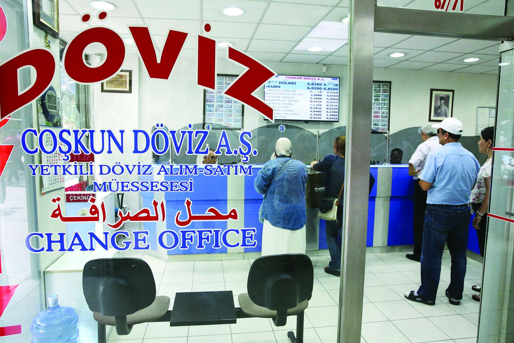 كثيرون حاولوا التخلص من الليرة أمس	 (رويترز)