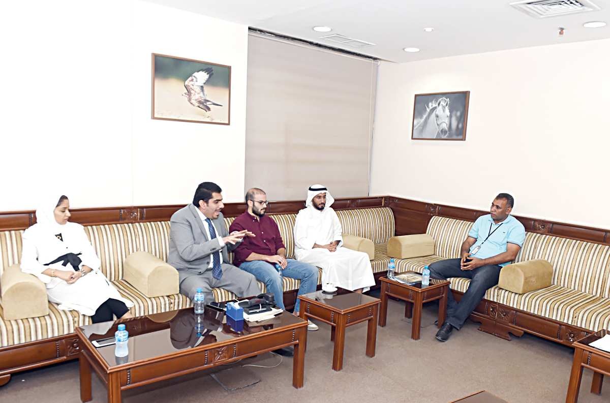  u0627u0644u0623u0637u0628u0627u0621 u064au062au062du062fu062bu0648u0646 u0625u0644u0649 u0627u0644u0632u0645u064au0644 u0639u0645u0631 u0627u0644u0639u0644u0627u0633ttt(u062au0635u0648u064au0631 u0623u0633u0639u062f u0639u0628u062fu0627u0644u0644u0647)