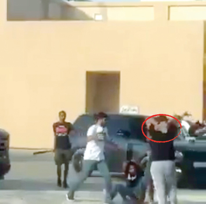 أحد المتشاجرين يحاول ضرب آخر بـ «طابوقة»