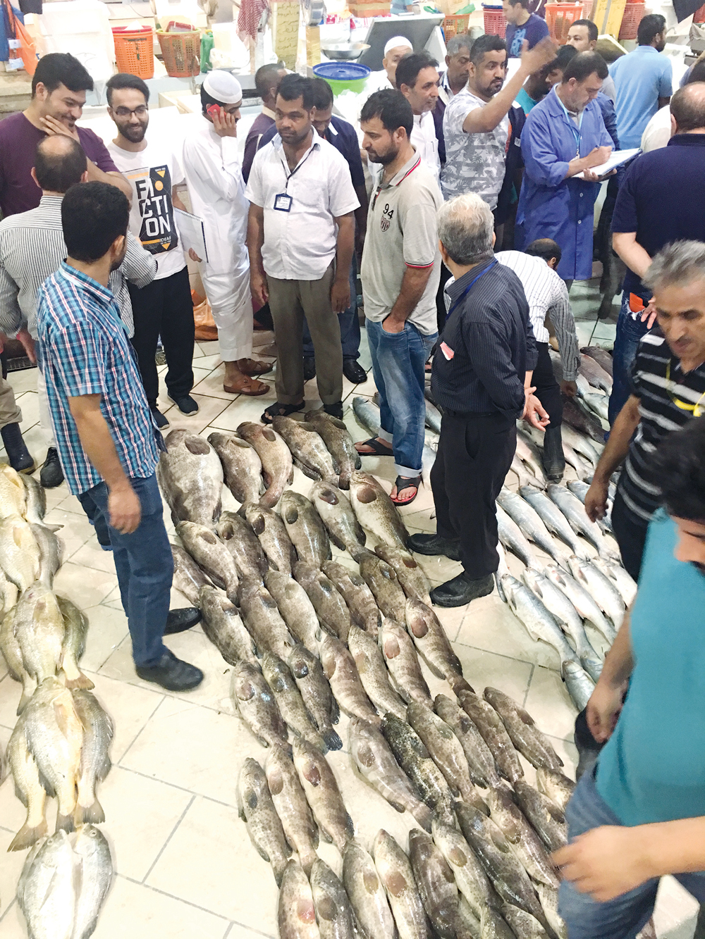 مزاد الفجر في سوق شرق... لعبة المطاعم