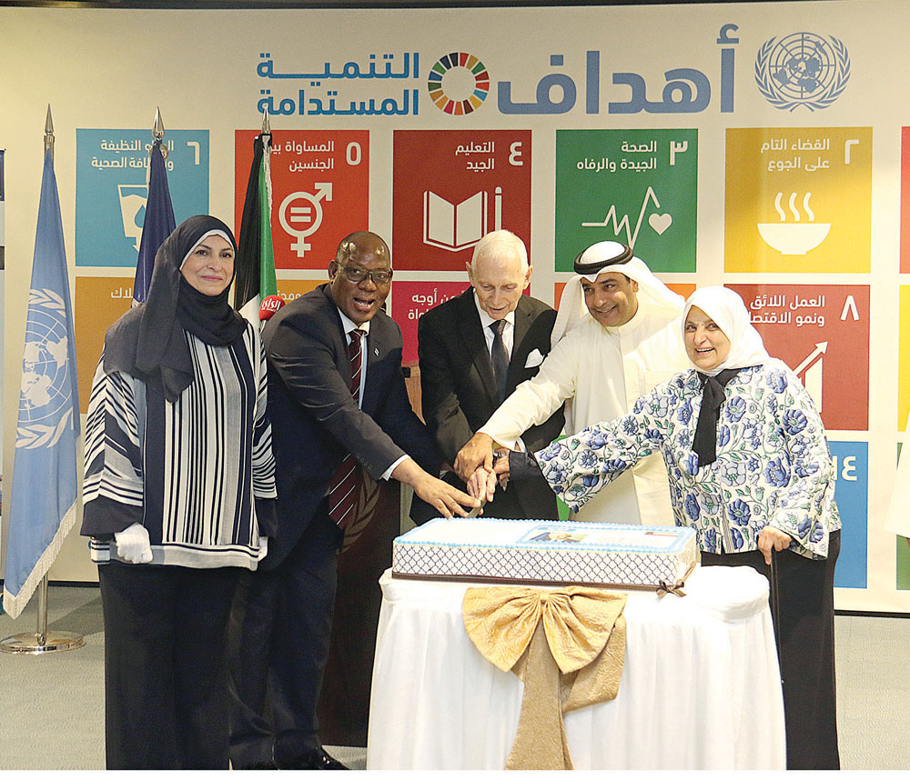 قطع قالب الحلوى الخاص بالمناسبة    	 (تصوير بسام زيدان)