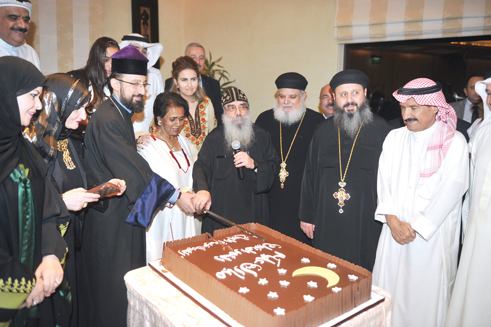 الراحلة تشارك الأنبا بيجول قطع قالب الحلوى في احتفال الكنيسة المصرية بشهر رمضان الماضي