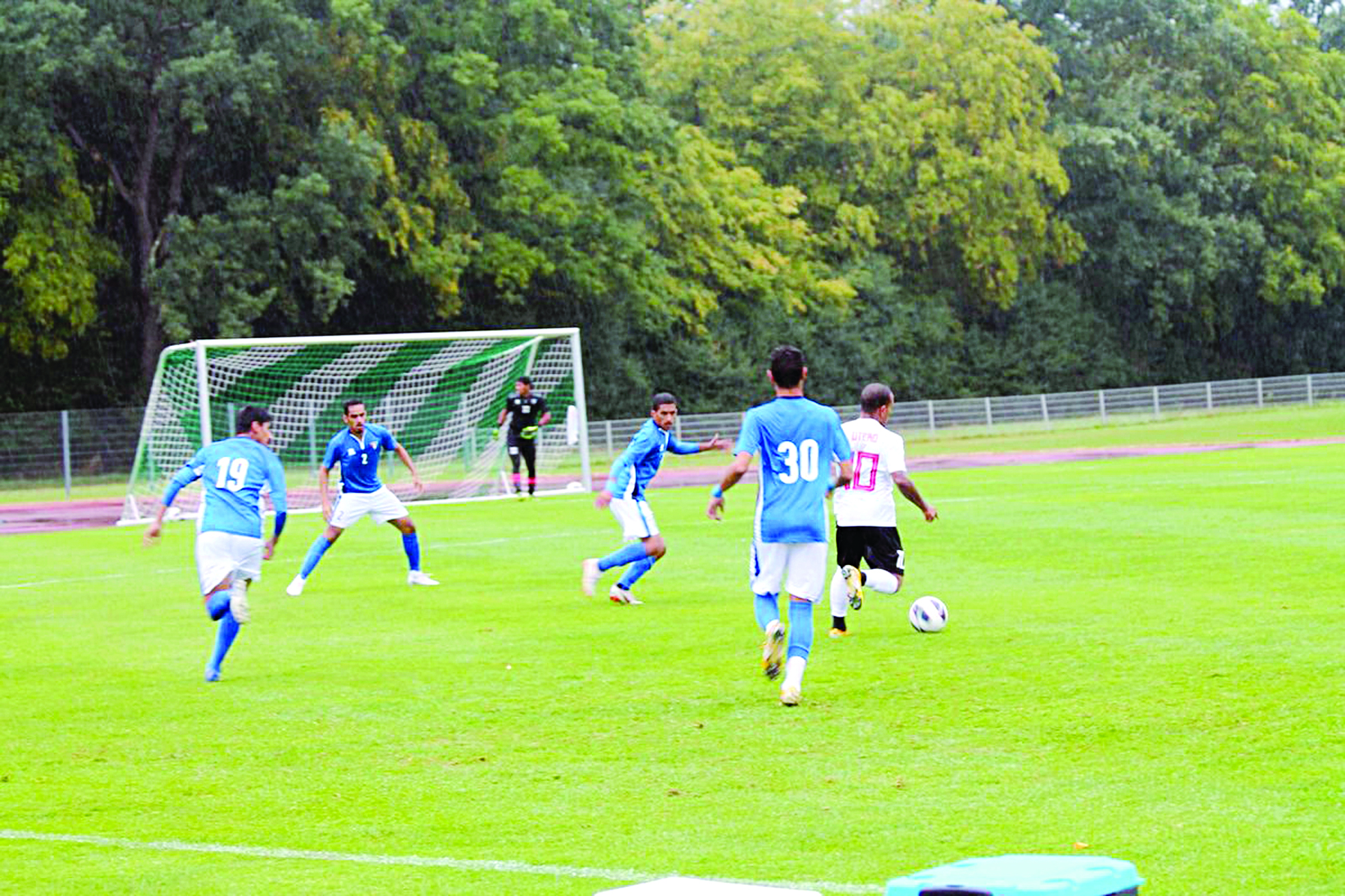 u062cu0627u0646u0628 u0645u0646 u0645u0628u0627u0631u0627u0629 u00abu0627u0644u0623u0632u0631u0642 u0627u0644u0623u0648u0644u0645u0628u064au00bb u0648u0627u0644u0648u062du062fu0629 