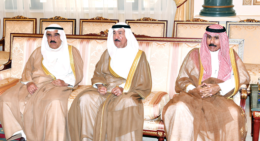 سمو ولي العهد وجابر العبدالله وفيصل السعود لدى تلقي التعازي