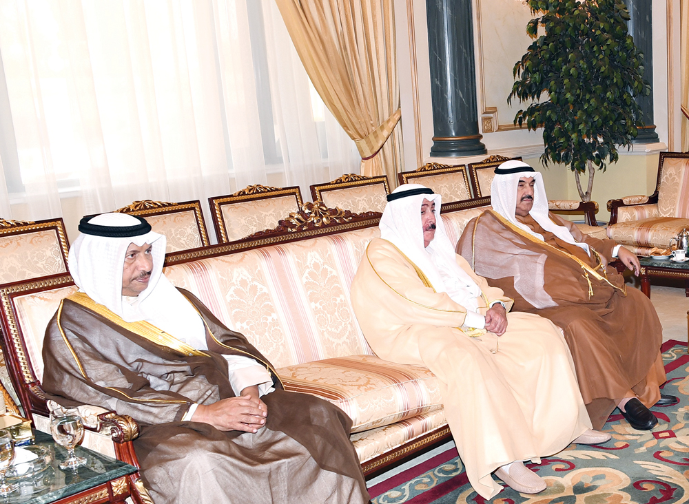 ناصر المحمد وجابر المبارك وسالم صباح الناصر لدى تلقي العزاء