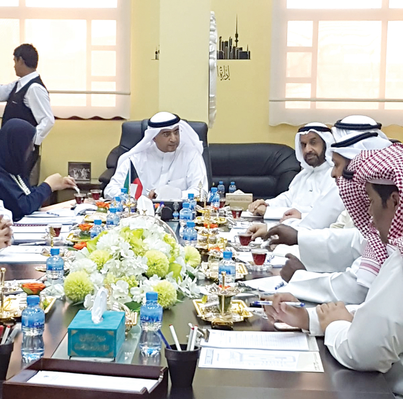 ... ومع قيادات منطقة الأحمدي