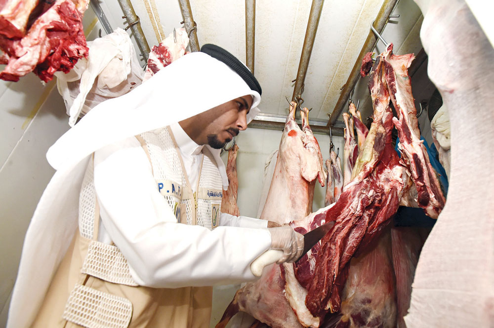 مفتش يتفحص اللحوم