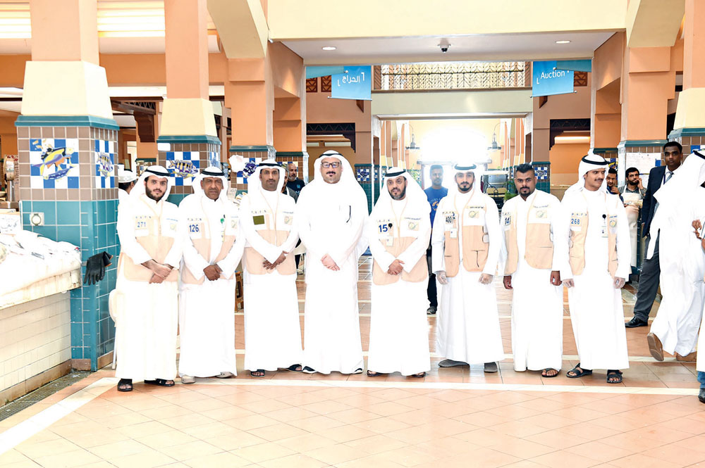 المفتشون والزميل ناصر الفرحان في سوق السمك بمجمع الكوت   