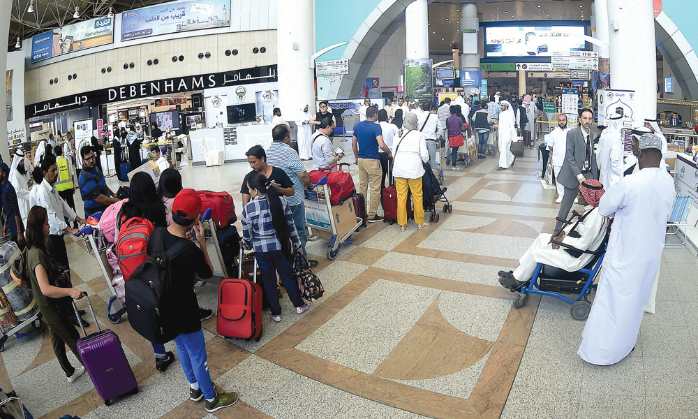 طابور طويل والتزام من المسافرين 	(تصوير أسعد عبدالله)