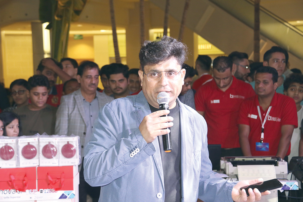 محمد عويس شيخ متحدثاً في الحفل