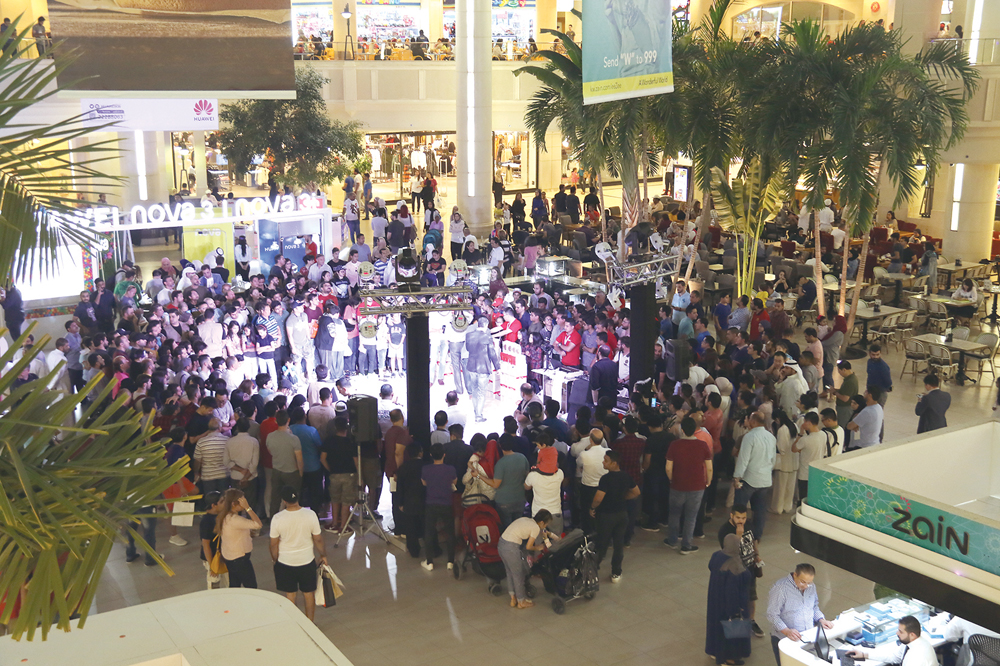 حضور حاشد خلال حفل الإطلاق  	(تصوير أسعد عبدالله)