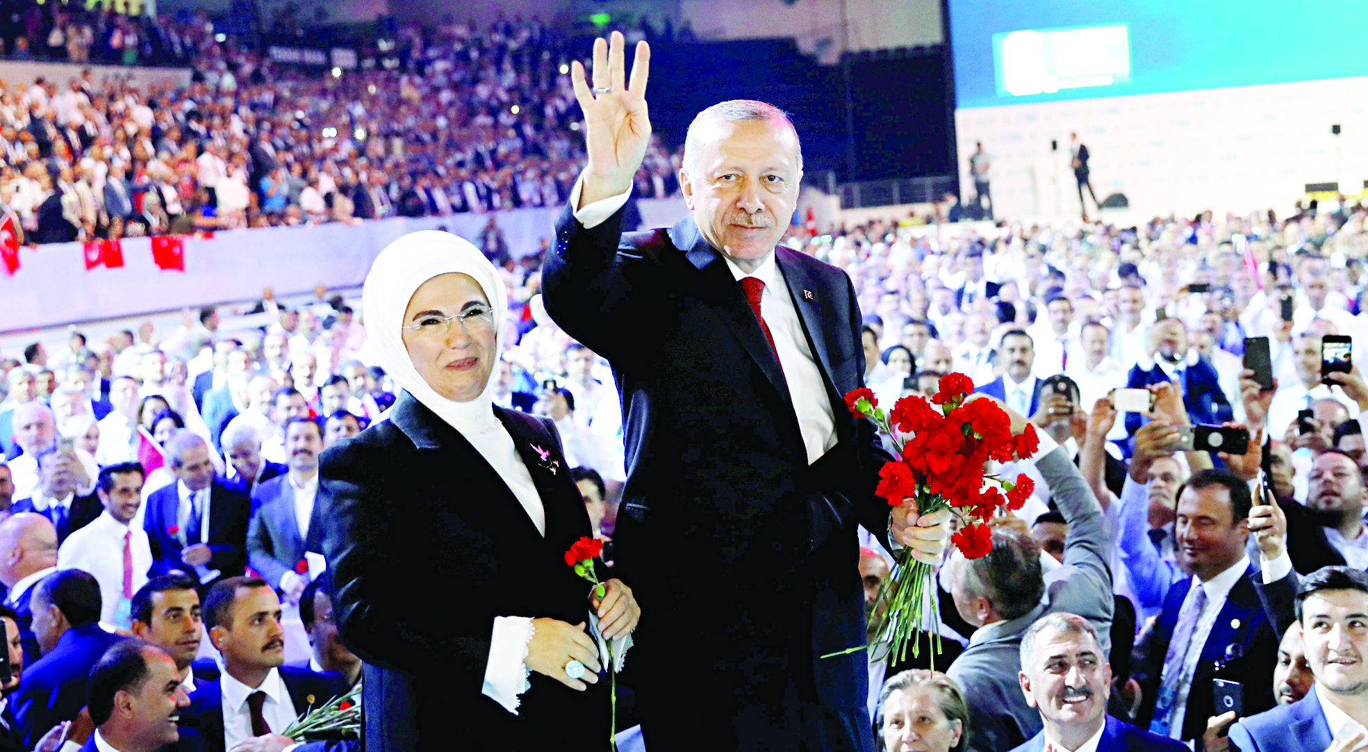 u0623u0631u062fu0648u063au0627u0646 u0648u0633u0637 u0645u0624u064au062fu064au0647 u0648u0625u0644u0649 u062cu0627u0646u0628u0647 u0632u0648u062cu062au0647 u062eu0644u0627u0644 u0645u0624u062au0645u0631 u062du0632u0628u0647 u0641u064a u0623u0646u0642u0631u0629 u0623u0645u0633 t (u0631u0648u064au062au0631u0632)