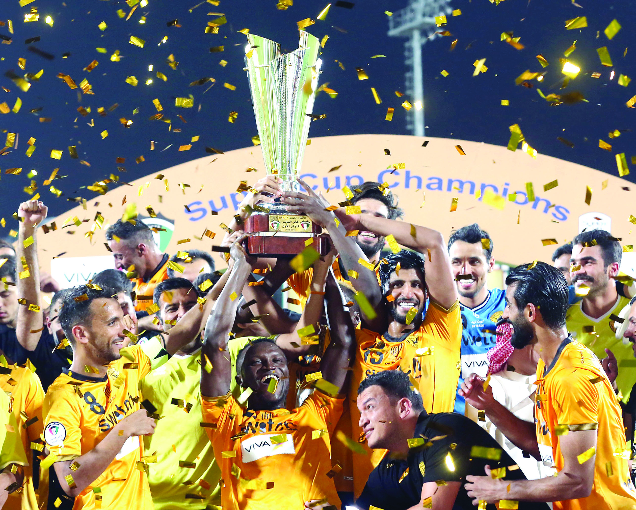 u0644u0627u0639u0628u0648 u0627u0644u0642u0627u062fu0633u064au0629 u064au062du062au0641u0644u0648u0646 u0628u0627u0644u0643u0623u0633 t(u0627u0644u0623u0632u0631u0642 u062fu0648u062a u0643u0648u0645)