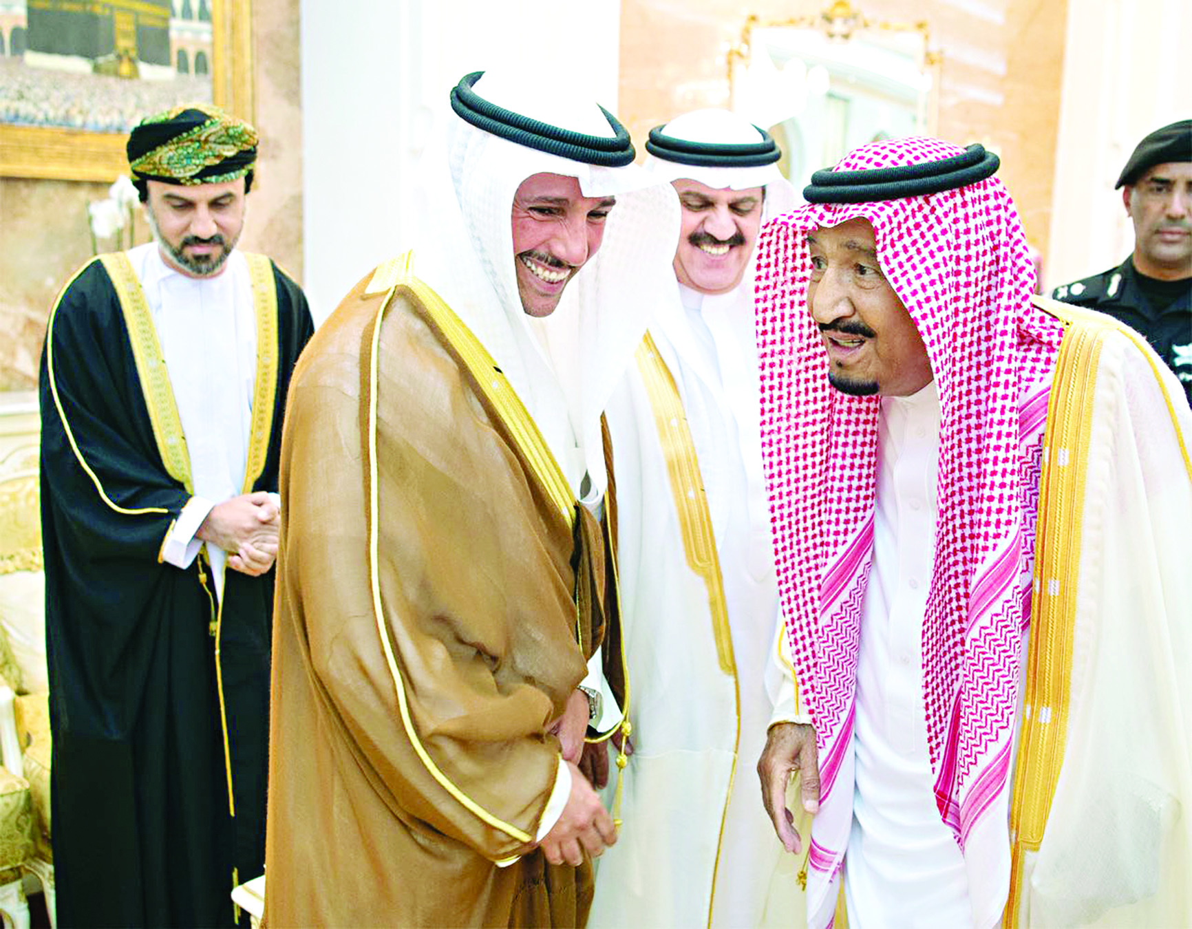 الملك سلمان مرحباً بمرزوق الغانم خلال استقباله كبار المسؤولين السعوديين وكبار المدعوين من دول مجلس التعاون في قصر منى أمس	 (واس)