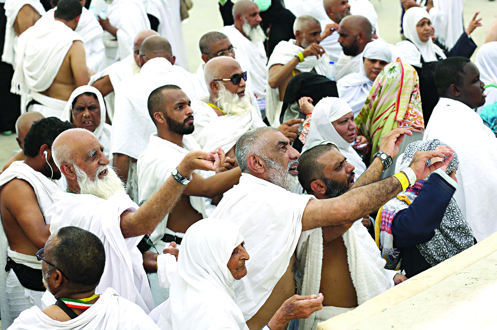 حجاج يرمون جمرة العقبة الكبرى بمشعر منى أمس في أول أيام العيد 	(ا ف ب) 