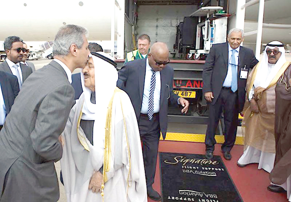 سمو الأمير لدى وصوله إلى الملكة المتحدة وبدا ناصر الصباح والدويسان