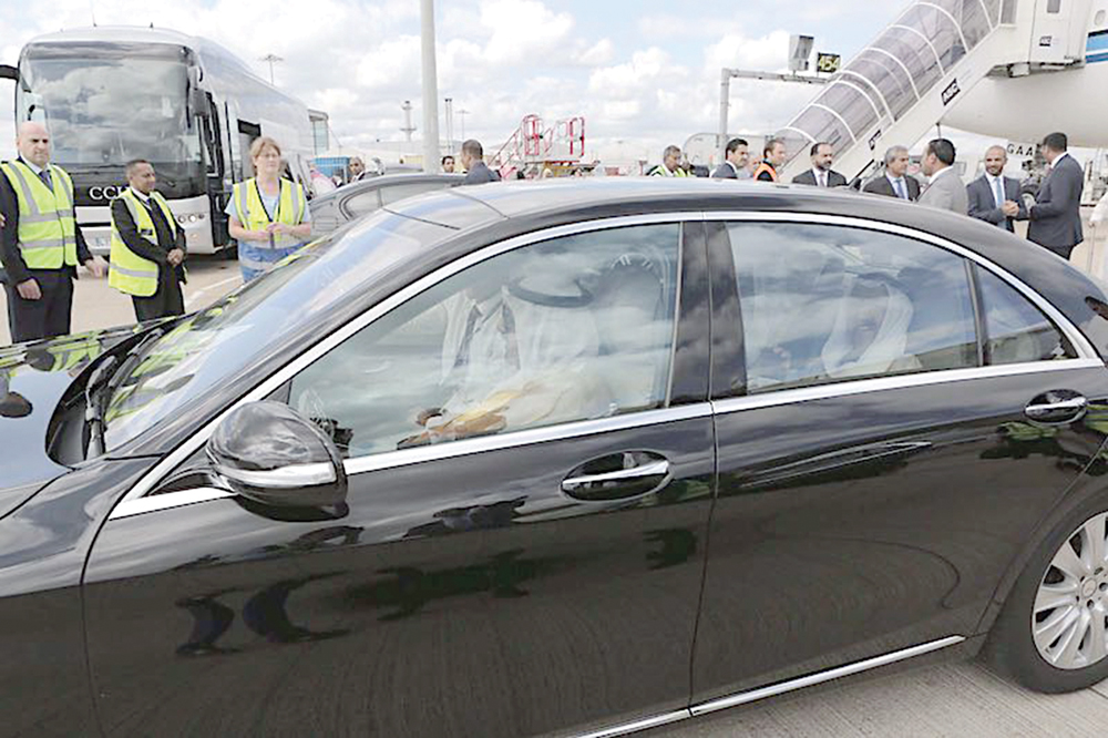 سمو الأمير مغادراً المطار في لندن وبمعيته ناصر الصباح 