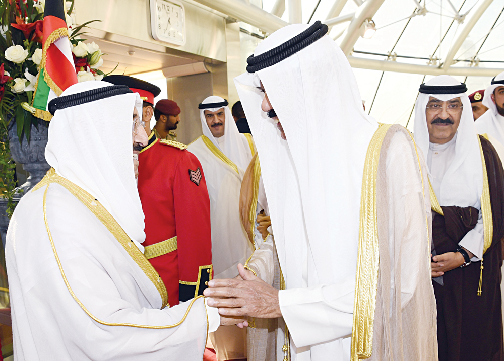 صاحب السمو مصافحاً نائب الأمير قبيل مغادرته