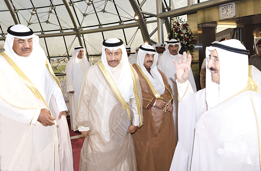 صاحب السمو ملوحاً لمودعيه قبل مغادرته البلاد