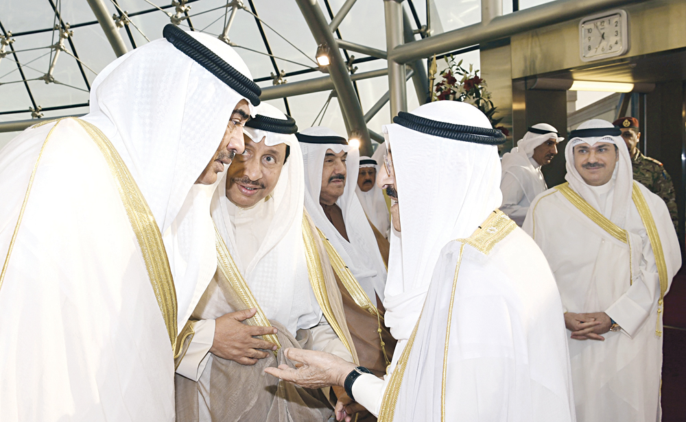 صاحب السمو محادثاً المبارك وصباح الخالد قبيل مغادرته