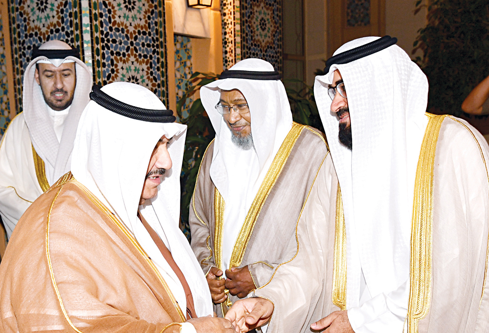 ناصر المحمد مصافحاً عيسى العبيدلي وبدر الظفيري