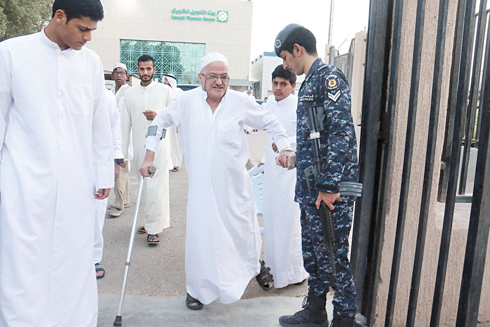 يد المساعدة لأحد كبار السن	(تصوير سعد هنداوي)