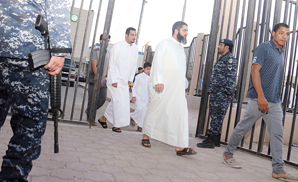 عيون الأمن رافقت المصلين لتأمين الحماية 
