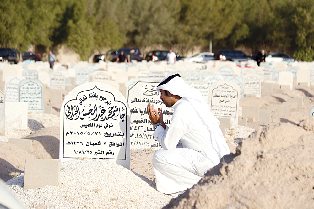 دعاء على قبر الراحل جاسم الخرافي