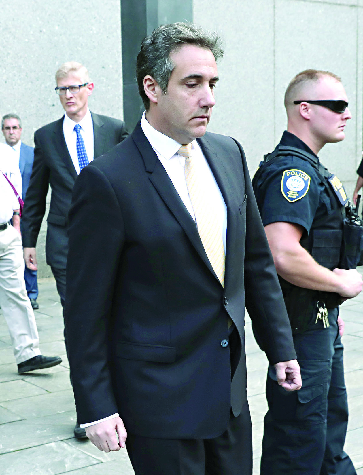 كوهن بعد خروجه من الاستجواب الذي بدا فيه محبطاً ومتلعثماً في نيويورك 	(ا ف ب)