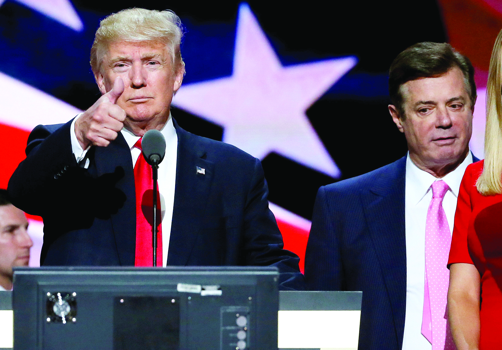 ترامب ومانافورت في صورة أرشيفية تعود إلى 2016 	(رويترز)