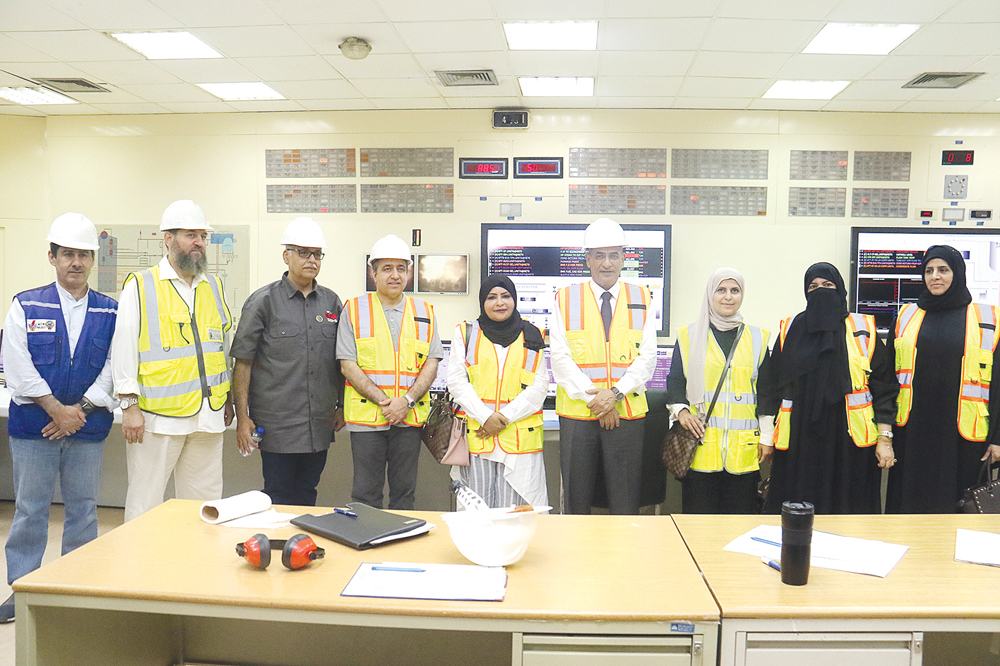 الرشيدي وصورة جماعية مع مهندسات الدوحة الشرقية 