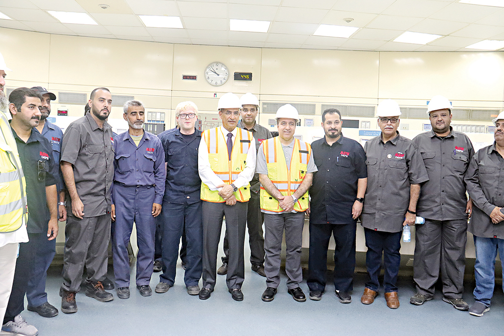 صورة جماعية مع مهندسي المحطة