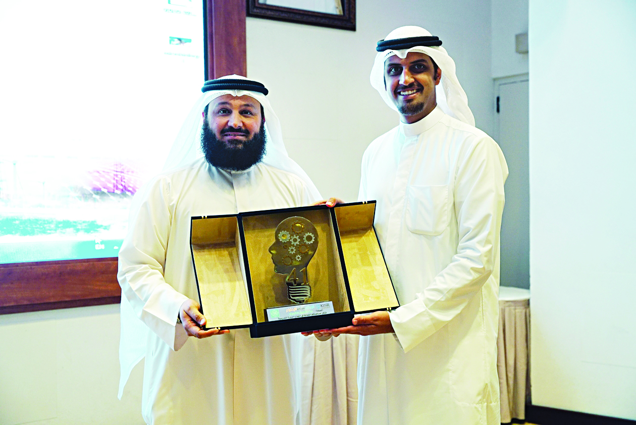 u0645u0645u062bu0644 u0627u0644u0628u0646u0643 u0645u062au0633u0644u0651u0645u0627u064b u0627u0644u062fu0631u0639 u0627u0644u062au0643u0631u064au0645u064au0629