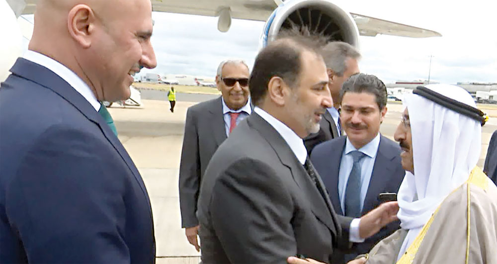 سمو الأمير مصافحا مودعيه لدى مغادرته المملكة المتحدة