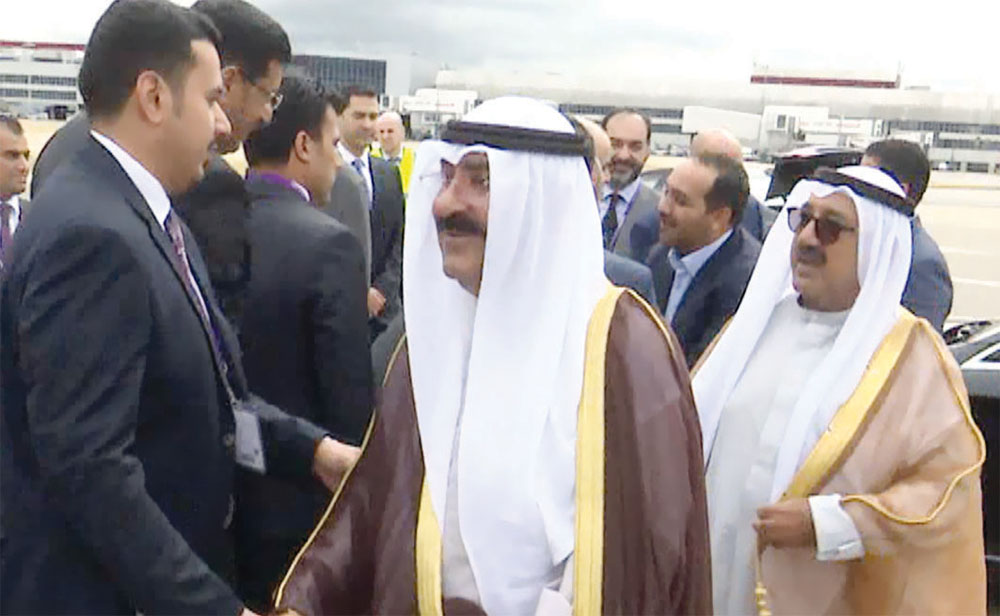 مشعل الأحمد يصافح مودعيه ويبدو ناصر صباح الأحمد