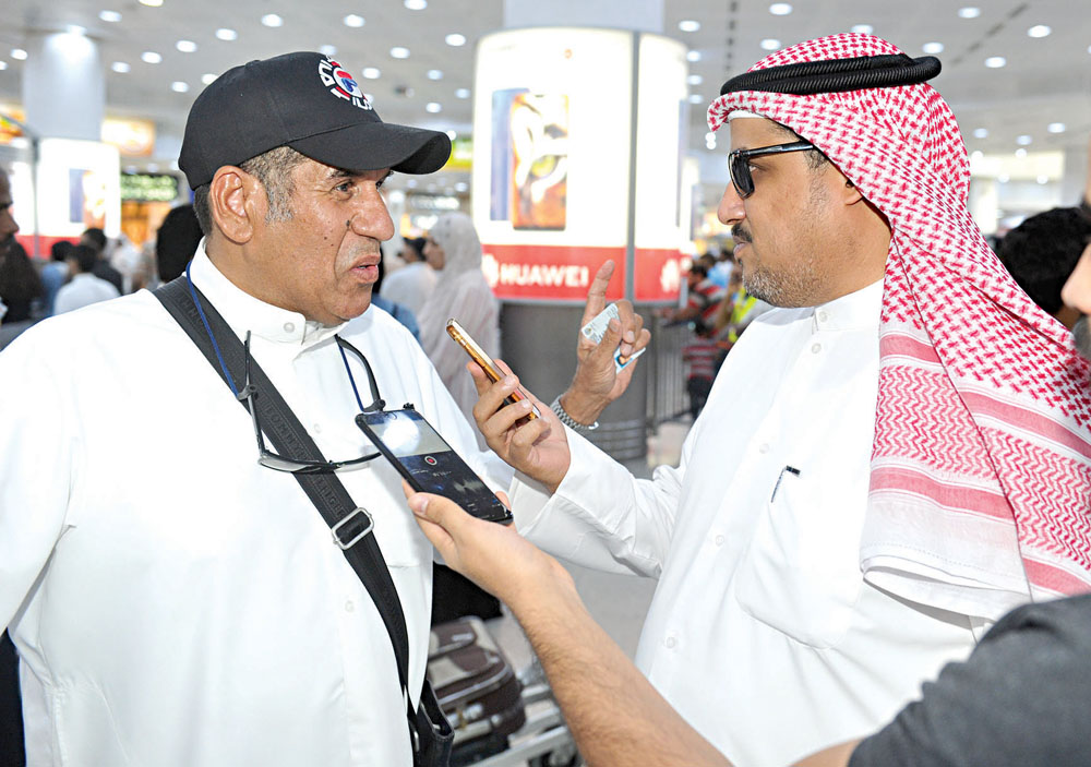 الحاج عبدالقادر الوهيب يتحدث للزميل تركي المغامس