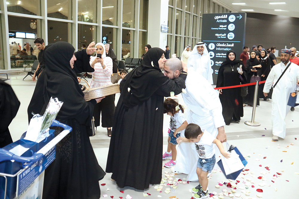 u0623u062du062f u0627u0644u062du062cu0627u062c u0645u0639u0627u0646u0642u0627u064b u0639u0627u0626u0644u062au0647                                                                           t    (u062au0635u0648u064au0631 u0628u0633u0627u0645 u0632u064au062fu0627u0646)