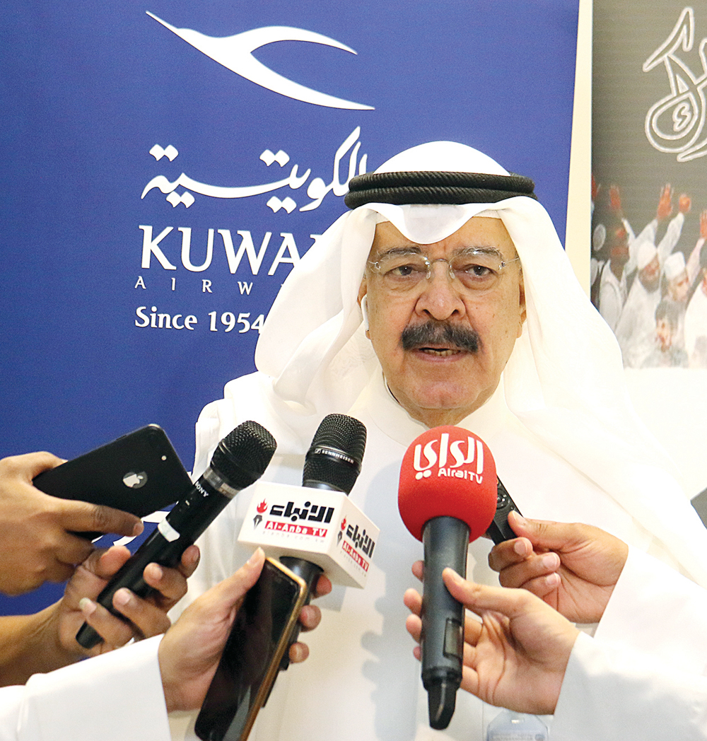 يوسف الجاسم متحدثاً للصحافيين 