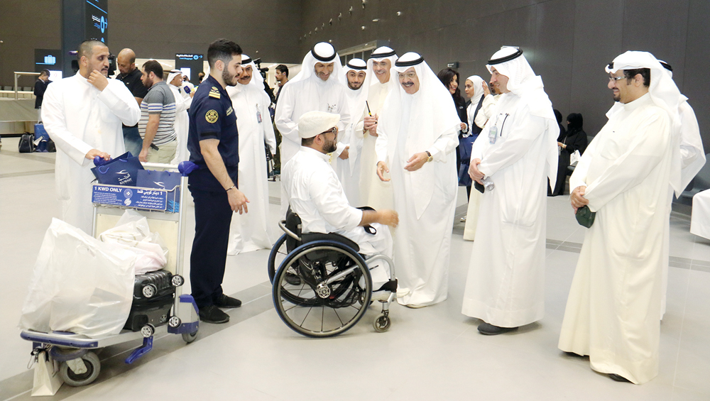 الجاسم وقياديو المطار في استقبال أحد الحجاج 