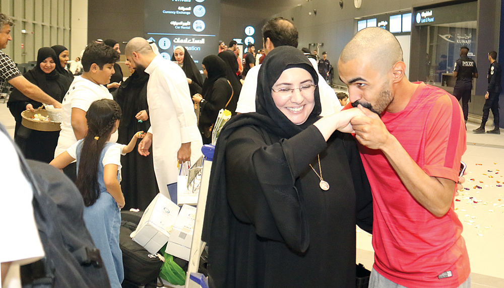 قبلات على يد الوالدة 