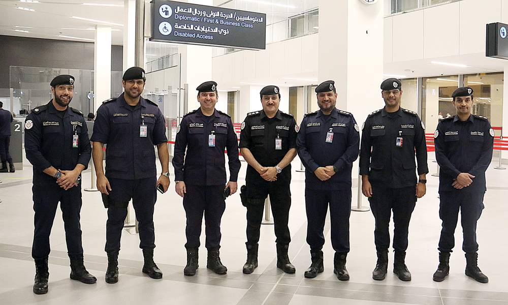 قادة أمنيون في المطار 