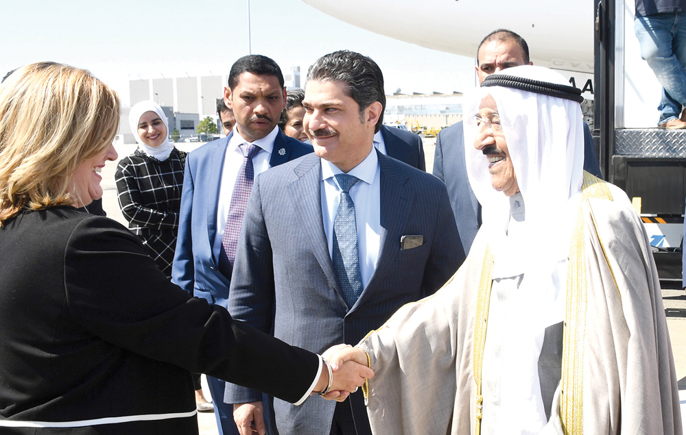 ... ومصافحاً إحدى السيدات ضمن مستقبليه 