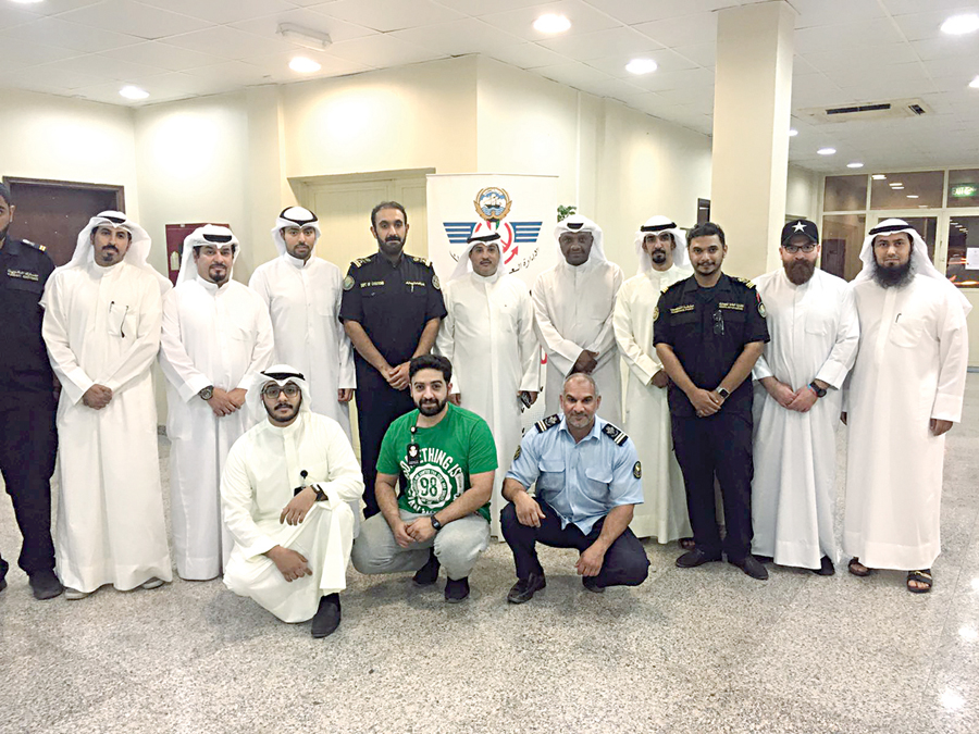 ... ومتوسطاً قياديي وموظفي المنفذ