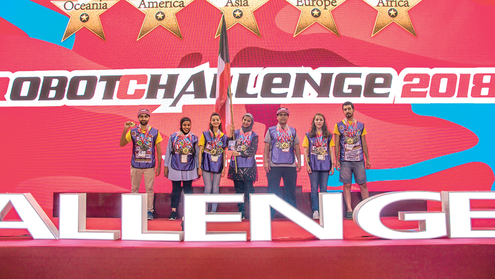 الطلبة يرفعون علم الكويت على منصة التتويج