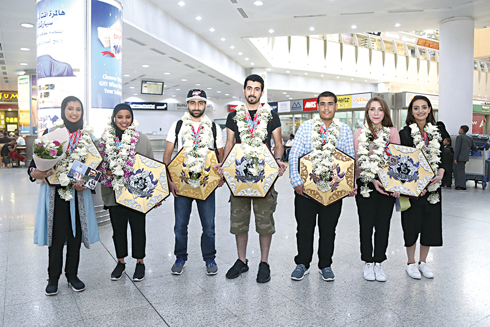 استقبال الطلبة بالورود