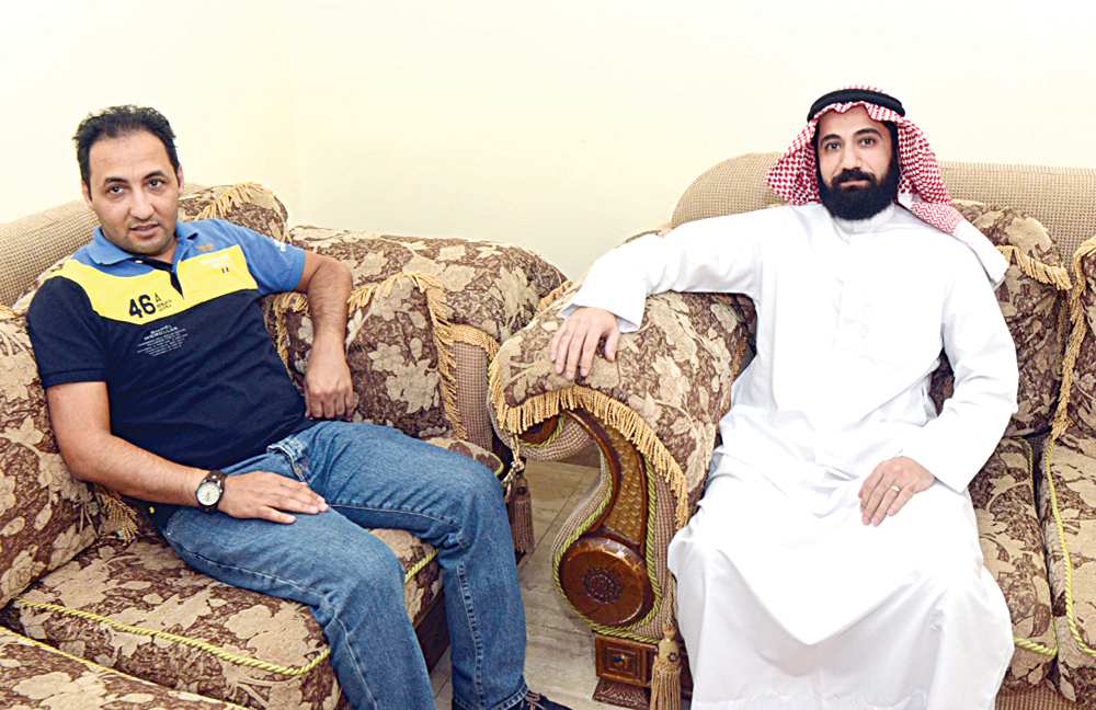 الحجام أبو إبراهيم يتحدث للزميل أحمد زكريا 	(تصوير نايف العقلة)