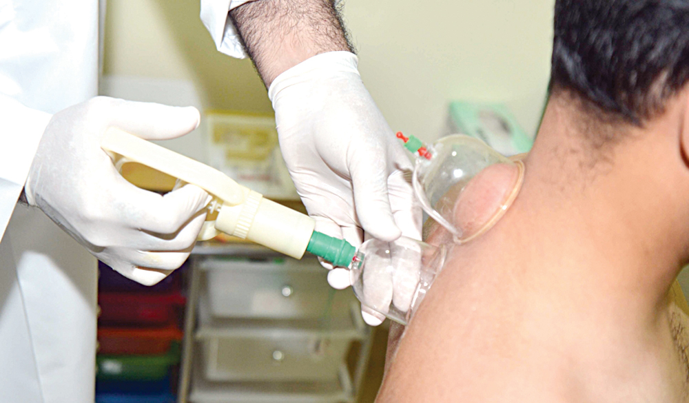 تحذيرات من أن الحجّام قد يكون حاملاً للوباء الكبدي ويمارس الحجامة