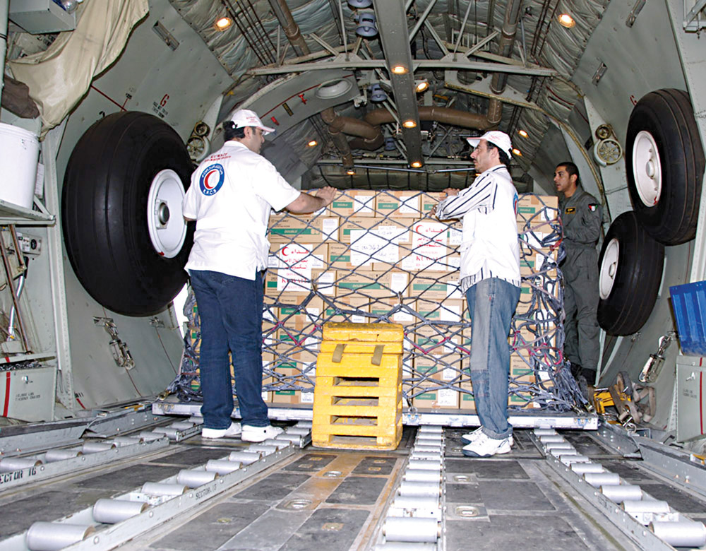 جمعية الهلال الأحمر الكويتي تقدم مساعدات إنسانية 