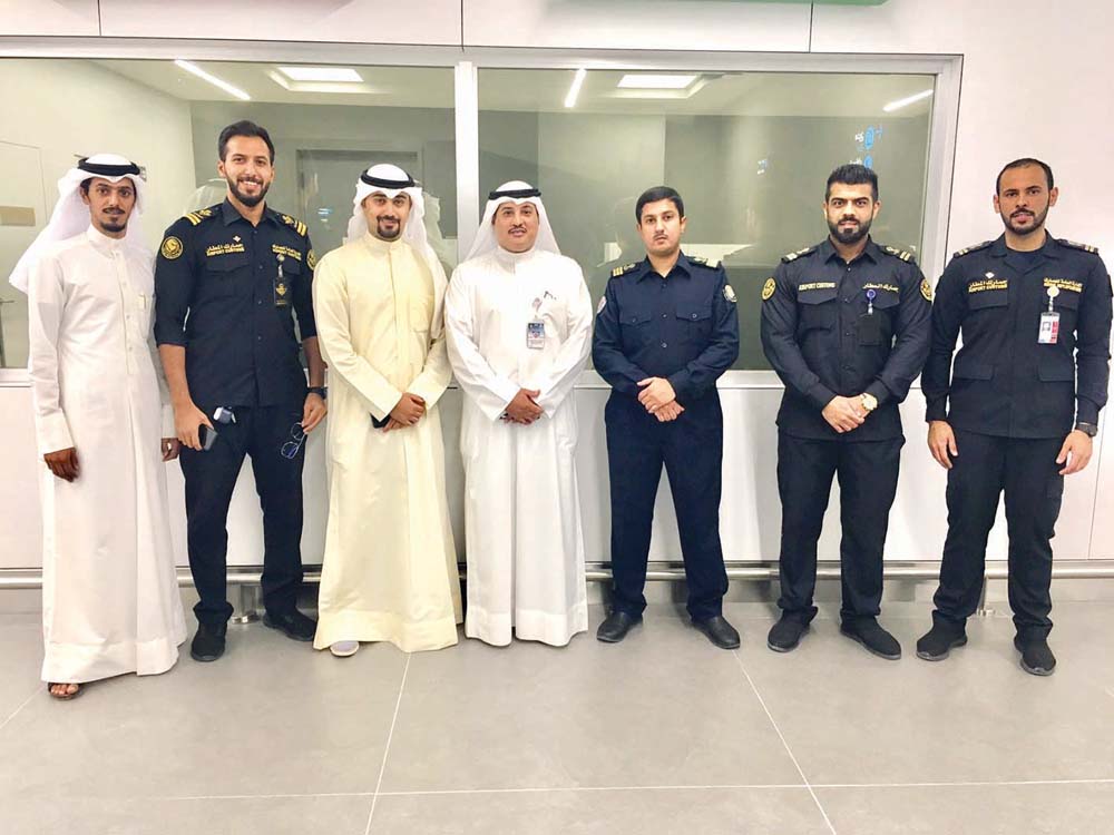 ... ويتوسط عناصر الجمارك في المطار